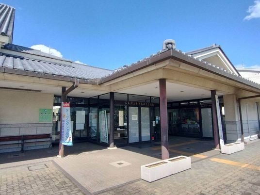 明るい施設の玄関外観  