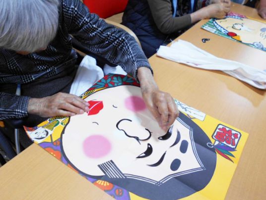 紙工作を楽しむ様子