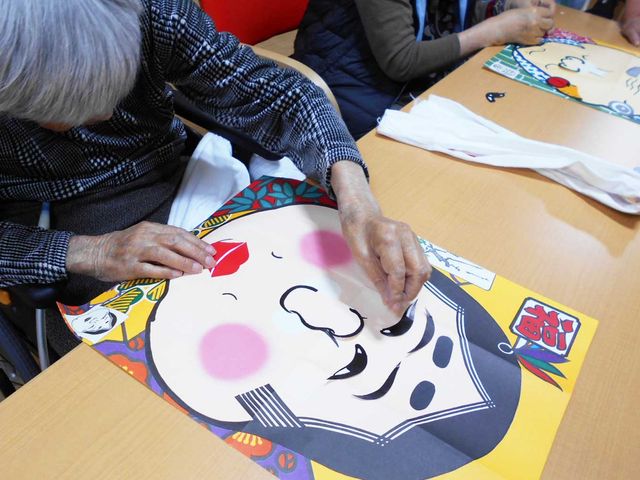 紙工作を楽しむ様子 多目的室 多目的室で行われる紙工作のひとときです。手作業を通じて利用者同士の交流が深まります。