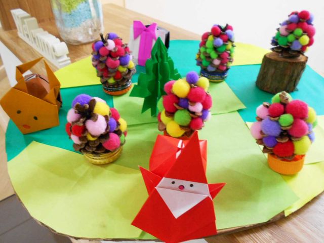 カラフルな工作の展示 内観 色とりどりの手作り飾りが並んでおり、入居者が創作活動を楽しむ様子が感じられます。