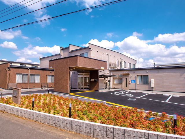 広々とした外観 外観 青空の下に広がるモダンな建物は、清々しさを感じる環境です。車椅子の方にも優しい設計です。