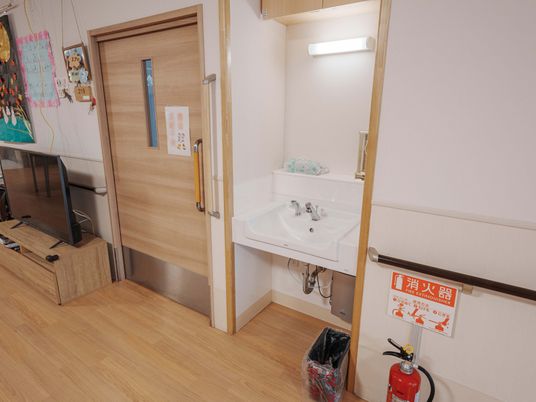 広々とした明るい洗面台