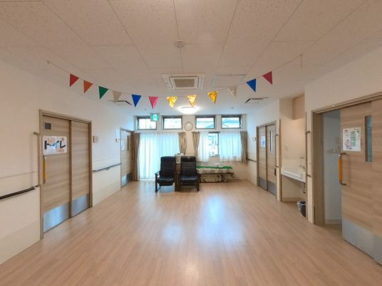 広々とした明るい居室