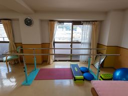 明るいリハビリルーム