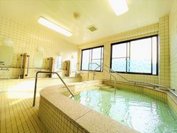 明るい浴室と手すり