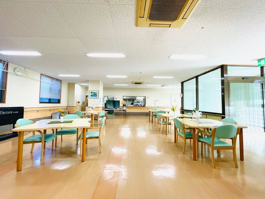 広々とした明るい食堂