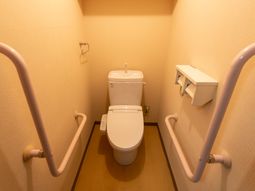 バリアフリー設計のトイレ