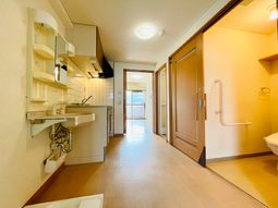 バリアフリーの明るい廊下