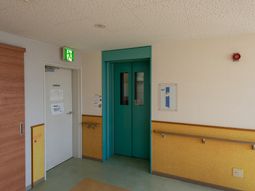 廊下とエレベーターの入口