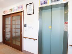 木製の扉とエレベーター