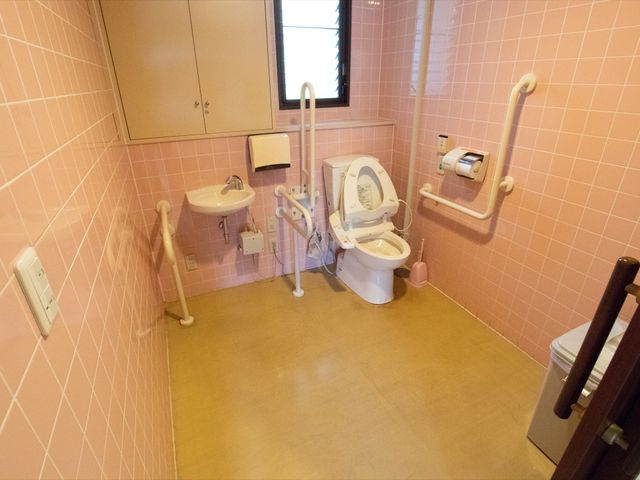 バリアフリー対応のトイレ トイレ 手すり付きで安全に配慮された清潔なトイレです。利用者の自立を支援する設計となっております。