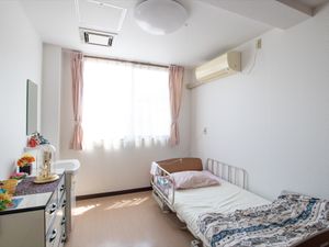 明るい個室の居室