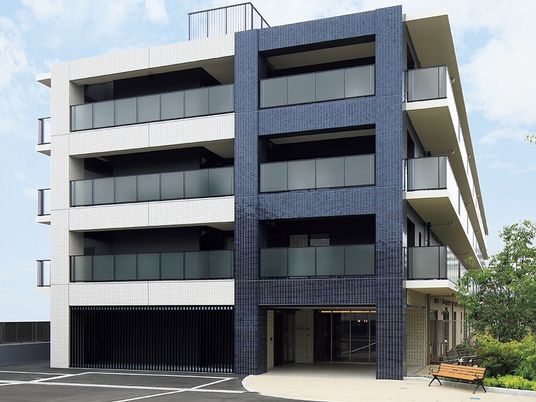 モダンな建物のエントランス