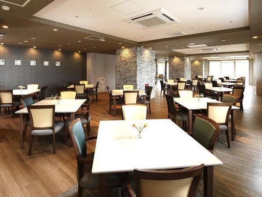 広々とした明るい食堂