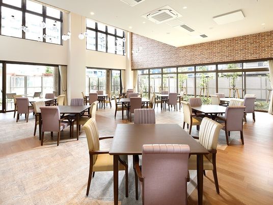 高い天井のダイニングスペース