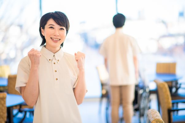 笑顔のスタッフ立ち姿