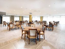 広々とした明るい食堂