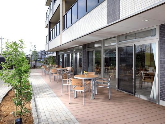 テラス席と大きな窓