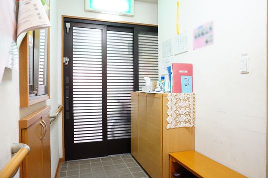 廊下の木製ドア