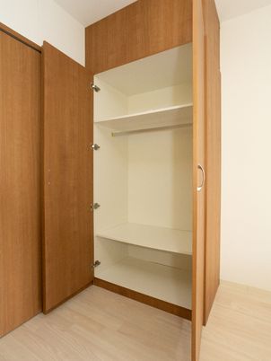 茶色の開いたクローゼット