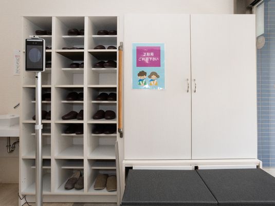 靴棚と受付の様子