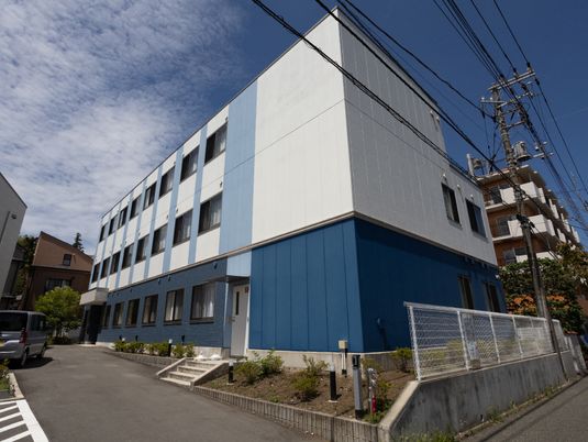 青白い建物の外観