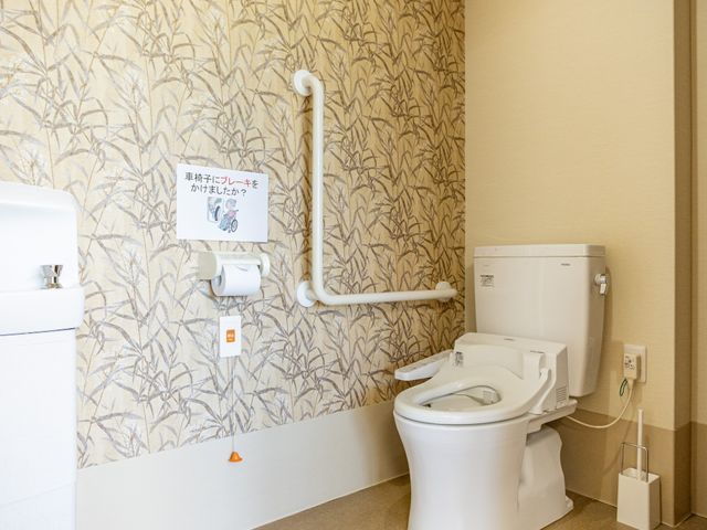 安全な設備のトイレ トイレ 手すりが設置されたトイレは、安全に配慮されており、どなたでも安心して利用できます。