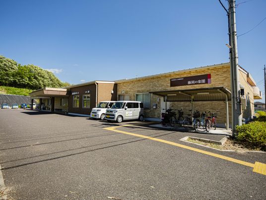 広々とした施設前景