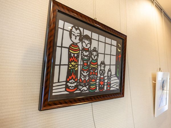 絵画が飾られた廊下