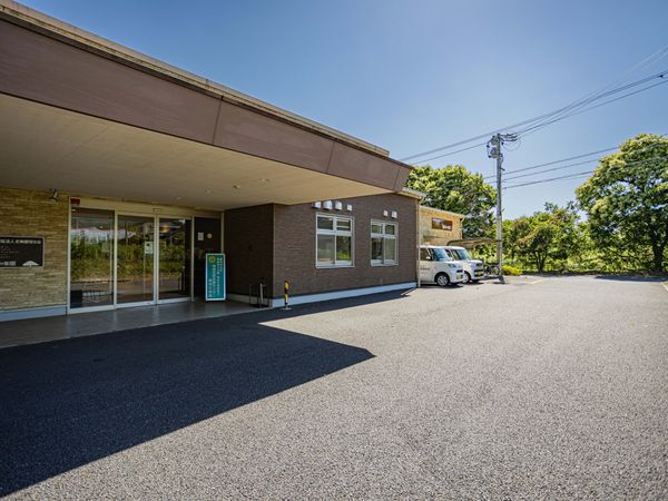 広々とした駐車場の外観