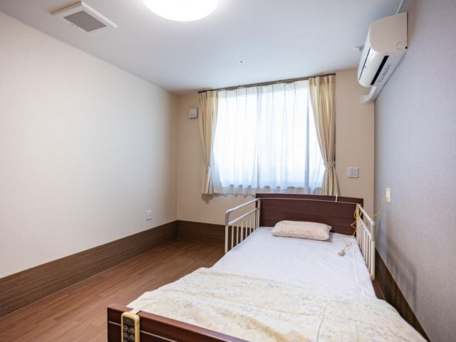明るく快適な居室 居室 大きな窓から自然光が差し込み、明るく過ごしやすい空間です。快適な居住環境を提供します。