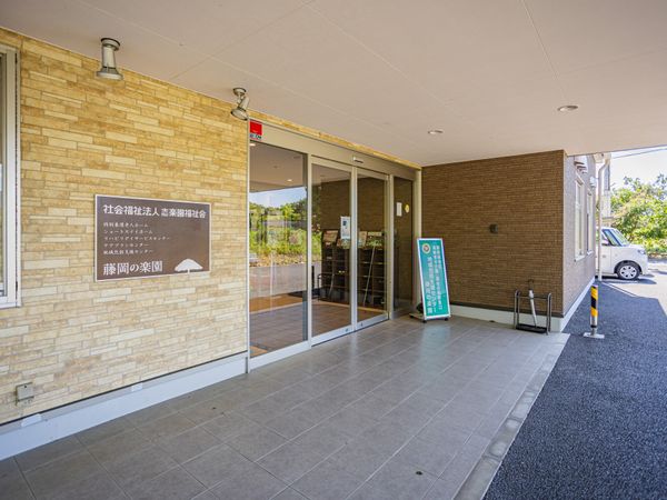 入口のある建物