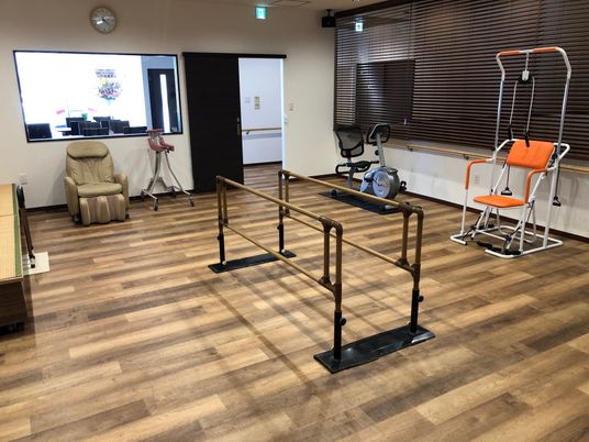 訓練用の機器が並ぶ部屋