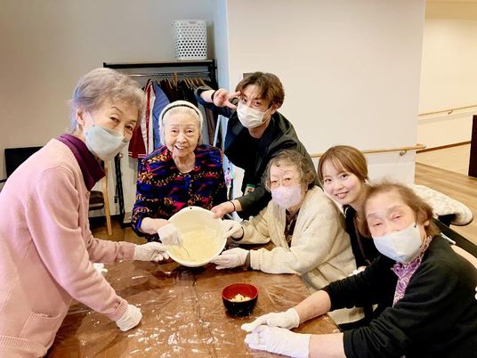 料理を楽しむ様子