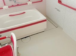バリアフリーの明るい浴室