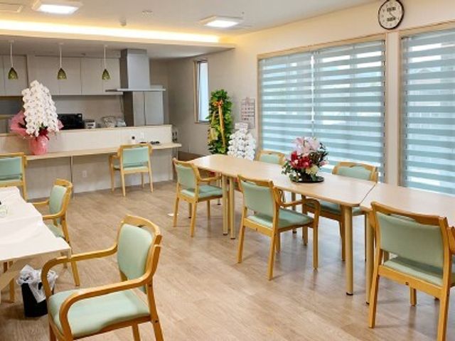 清潔感ある食堂空間 食堂 ゆったりと配されたテーブルセットや軽やかな色使いが、食事の時間を快適なものにします。窓からの自然光が明るく穏やかな雰囲気を醸し出しています。