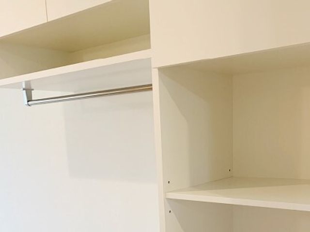 整ったクローゼット空間 収納 機能的なデザインのクローゼットが整備されており、個人の荷物などをきちんと収納でき、すっきりとした空間を保てます。