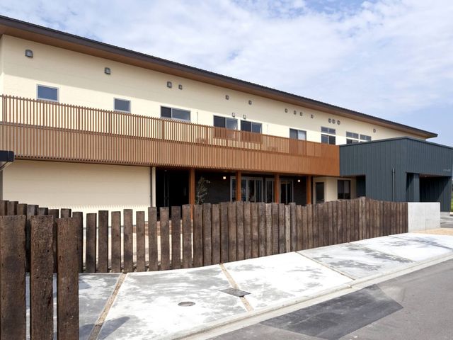 木調外観の建物  
