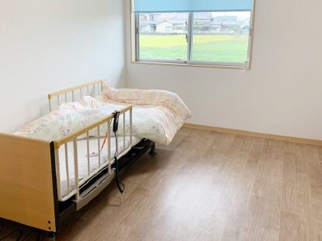 明るい個室の居室 居室 広々とした窓から日差しが差し込む居室で、快適なプライベート空間を確保しています。ゆったりとしたひとときをお過ごしいただける環境です。
