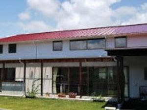 赤い屋根の外観
