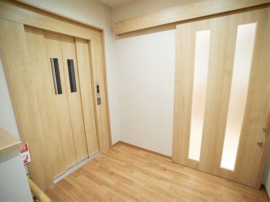 清潔感のあるエレベーターホール