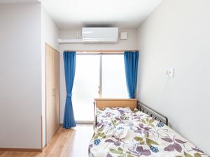 居室のエアコンとベッド