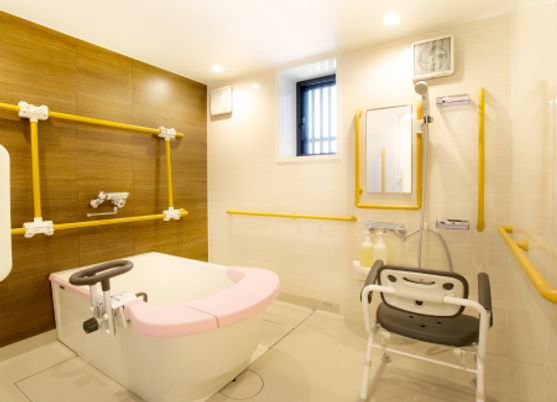 バリアフリー設計の浴室