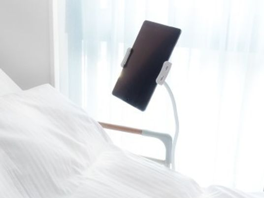ベッドサイドのタブレットホルダー