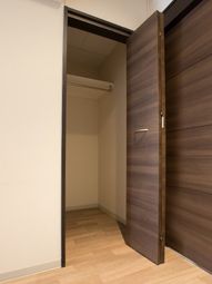 シンプルなクローゼットの扉