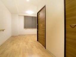 明るい居室のドアと廊下
