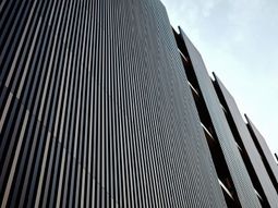 現代的デザインの建物外観