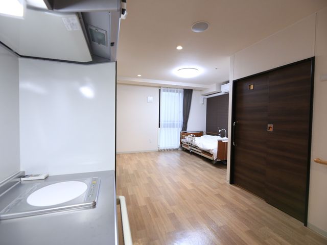 居心地の良い洋室 居室 ベッドとゆったりとしたスペースを有する明るい居室です。快適なプライベート時間を過ごせる環境が整っています。