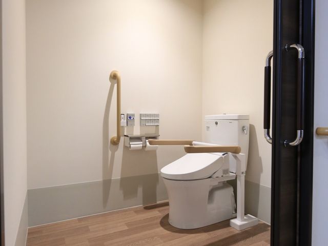 バリアフリー対応のトイレ トイレ  手すり付きの清潔なトイレ空間は、利用者の安全と利便性を考慮した設計になっております。快適な日々をサポートします。