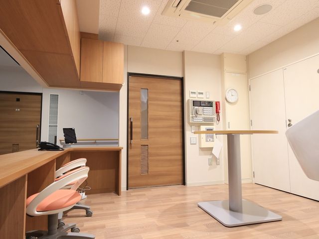 ナチュラルインテリアの綺麗な室内 サービスルーム  清潔感のあふれるスペースで明るく開放的な受付です。デスクワークも快適なオフィスチェアと整然と配置された備品が目を引きます。